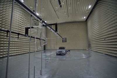 EMV-Halle bei BMW; EMV-Messsystem in der Absorberhalle